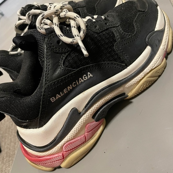 Used authentic balenciaga triple s shoe comes with dust bag - Picture 2 of 4